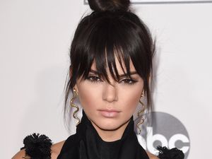 Trik Kendall Jenner Buat Tren Fashion 90-an Terlihat Stylish di 2016