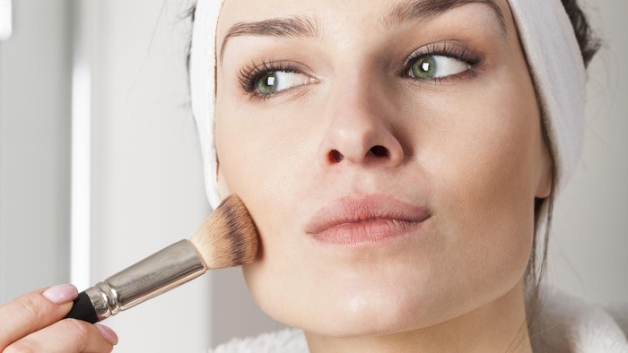 Lady is doing make up