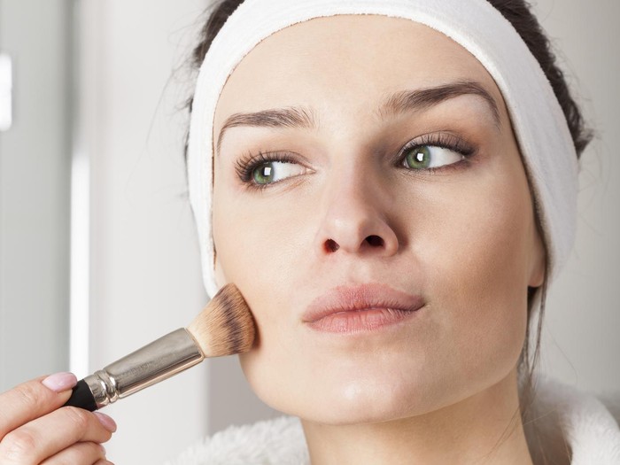 Wanita Dandan Lady is doing make up