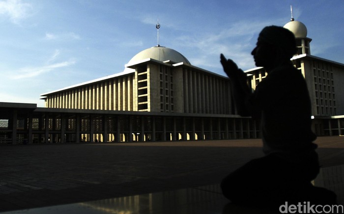 Berdoa di masjid istiqlal Jakarta. dikhy sasra/ilustrasi/detikfoto