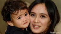 River pun tak lepas dari sang ibu. Pool/Gus Mun/detikFoto.