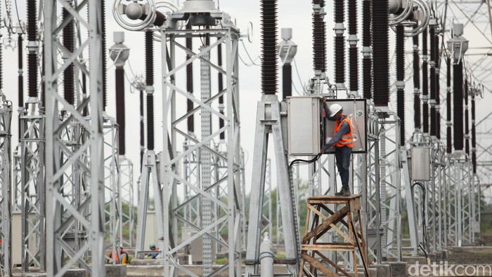 Para pekerja melakukan  pemasangan trafo interbus (Interbus Transformer/IBT)  500/150 kV dengan kapasitas 500 Mega Volt Ampere (MVA) baru di Gardu Induk Tegangan Ekstra Tinggi (GITET) Balaraja, di Desa Sukamurni - Balaraja, Tangerang, Kamis (17/12). GITET tersebut berfungsi untuk mencegah pemadaman bergilir akibat krisis daya dan meningkatkan  suplai listrik pada sistem Jawa-Bali, khususnya sub-sistem Balaraja Tangerang. (Ari Saputra/detikcom)