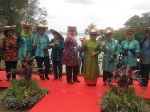 Mufidah Kalla Ajak Para Wanita di Kepri Tanam Mangrove