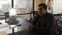 Diadaptasi dari novel berjudul sama karya Hanum Salsabiela Rais dan Rangga Almahendra, Bulan Terbelah di Langit Amerika merupakan metafora terkoyaknya hubungan antarumat manusia setelah tragedi kemanusiaan 11 September 2001 di Amerika. (Dok Maxima Pictures)