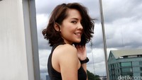Dari dunia tarik suara, penyanyi Lala memulai debut aktingnya di film Ngenest.
