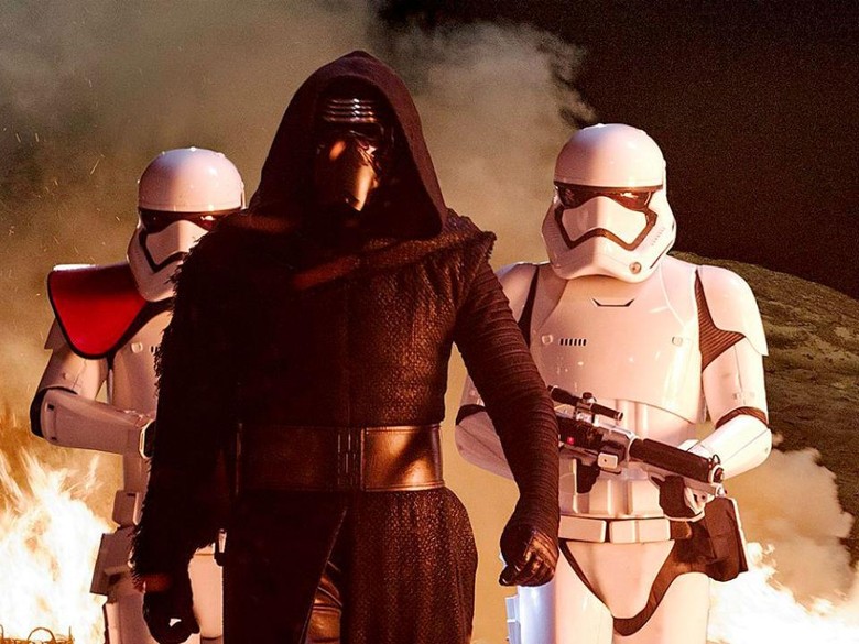 Kylo Ren Dapat Helm Baru di Star Wars: Episode IX Kylo Ren Dapat Helm Baru di Star Wars: Episode IX