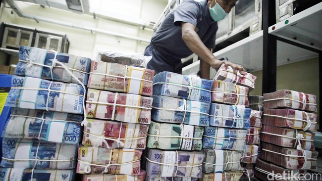 3 Bulan APBN Jokowi: Rupiah Melemah hingga Bayar Bunga Utang Rp 68 T
