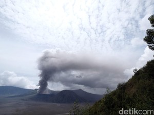 Lava Pijar Sudah Keluar dari Gunung Bromo