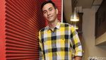 Gaya Darius Berkemeja Kotak-kotak