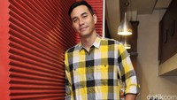 Darius tampil dengan kemeja kotak-kotak berwarna, putih, hitam, abu-abu, dan kuning, jeans dan sepatu coklat. Pool/Noel/detikFoto.