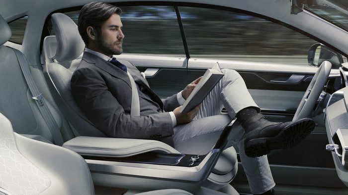 Volvo sangat serius menggarap mobil otonom tanpa sopir. Buktinya, pabrikan asal Swedia itu memarkan sebuah konsep bernama Concept 26 di Los Angeles Auto Show 2015 yang berlangsung beberapa waktu lalu.
