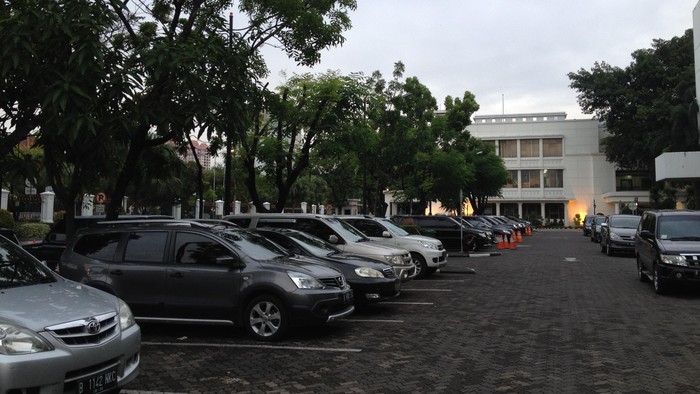 Pengemudi Range Rover Terobos Halaman Setneg Lalu Kabur Usai Tabrak Rambu