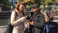 Hanum diharuskan mewawancarai Julia Collins (Rianty Cartwright) dan Sarah Hussein (Hailey Franco). Ibu dan anak itu sudah 8 tahun menjadi sasaran diskriminasi karena orang yang mereka cintai dituding terlibat sebagai salah satu teroris. (Dok Maxima Pictures)