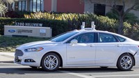 Mobil dilengkapi sensor yang mendeteksi pergerakan obyek lain, menyediakan panorama view 360 derajat di sekitar mobil, termasuk juga membaca rambu lalu lintas, dan pejalan kaki. (Istimewa/Ford).