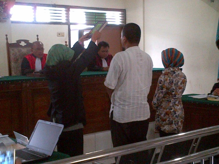 Evie Tamala dan Camelia Malik tak Hadiri Sidang Kasus Aktivis Ronny