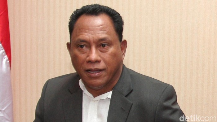 Anggota DPR dari Fraksi PDIP daerah pemilihan Papua, Komaruddin Watubun memberikan keterangan pers sehubunga kasus 