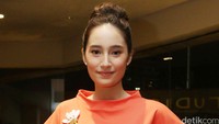 Tatjana terlihat cantik dalam balutan dress bernuansa oranye dan coklat. Pool/Noel/detikFoto.