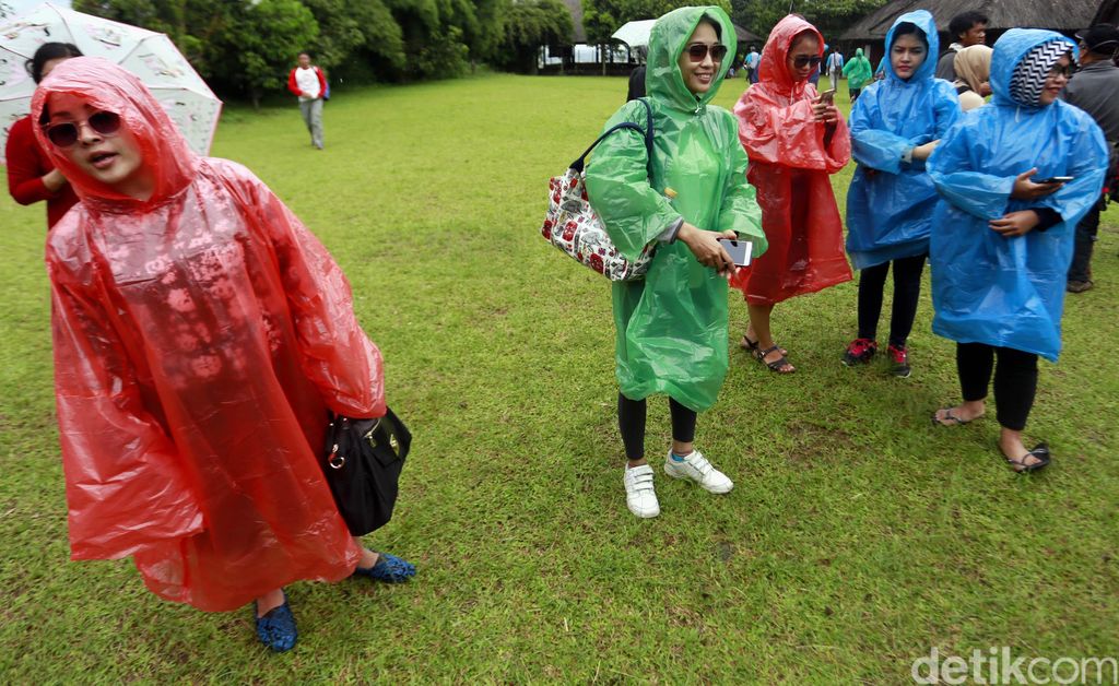 Jas pelastik anti air hujan. Reno Hastukrisnapati Widarto / ilustrasi/ detikfoto