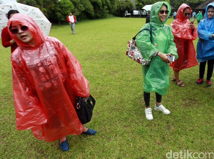 Jas pelastik anti air hujan. 
Reno Hastukrisnapati Widarto / ilustrasi/ detikfoto