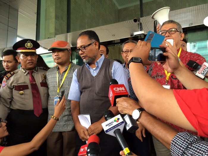Buruh, Pegiat Antikorupsi dan Pegawai Lepas BW di Gedung KPK