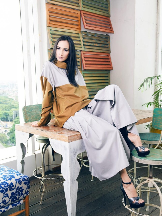 Tunik & Kulot: Rama Dauhan. Fotografer: Denny Tjan. Make-up & Hairdo: Febby Indah (Instagram: febbyindah). Stylist: Hestianingsih. Lokasi: Karumba! Rooftop Rum Bar, Mercure Jakarta Simatupang Jln. RA KARTINI NO. 18, Lebak Bulus, JAKARTA 12440. P. 6221 75 999 777. Model: Ilmira Usmanova