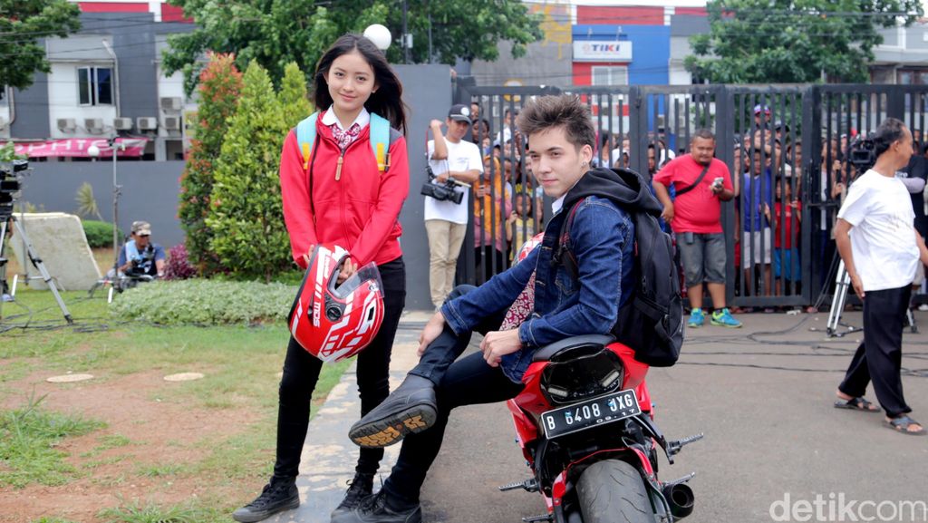 Syuting dan Beradegan Mesra dengan Natasha Wilona, Stefan William Canggung?