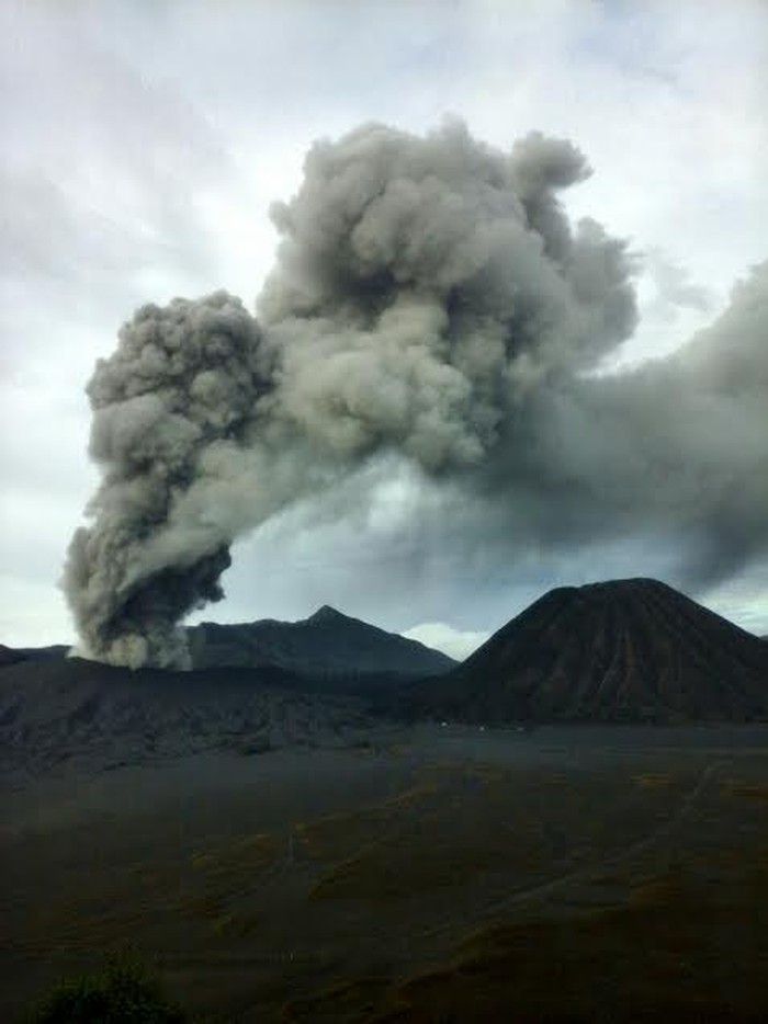Penampakan Bromo Pagi ini, Asap Masih Terus Keluar Tapi Tremor Menurun