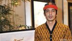 Gaya Abimana Berbaju Tenun di Premiere Film Negeri Van Oranje