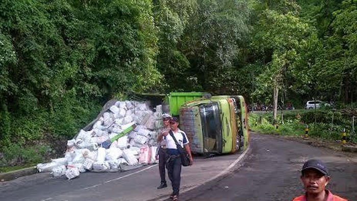 Truk Muat Botol Terguling Timpa Pengendara Motor, Satu Luka