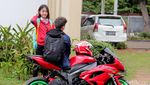 Brum! Asyiknya Natasha Wilona Dibonceng Stefan William Naik Moge