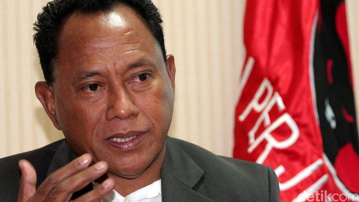 Anggota DPR dari Fraksi PDIP daerah pemilihan Papua, Komaruddin Watubun memberikan keterangan pers sehubunga kasus Papa Minta Saham Freeport di Nusantara I Komplek Parlemen, Senayan, Jakarta, Kamis (17/12/2015). Lamhot Aritonang/detikcom.