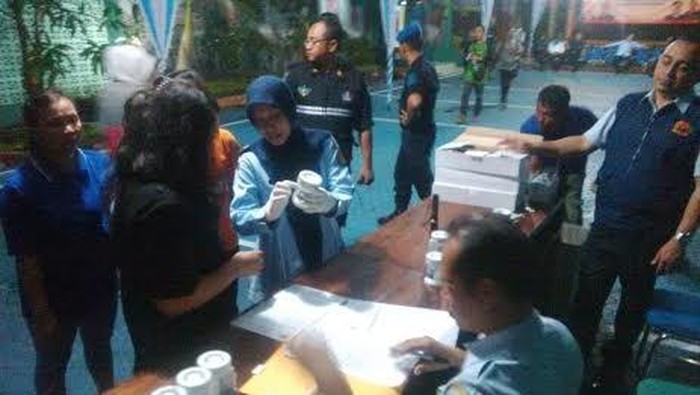 Saat Sidak, Sipir dan Penghuni Lapas Banyuwangi Ditest Urine