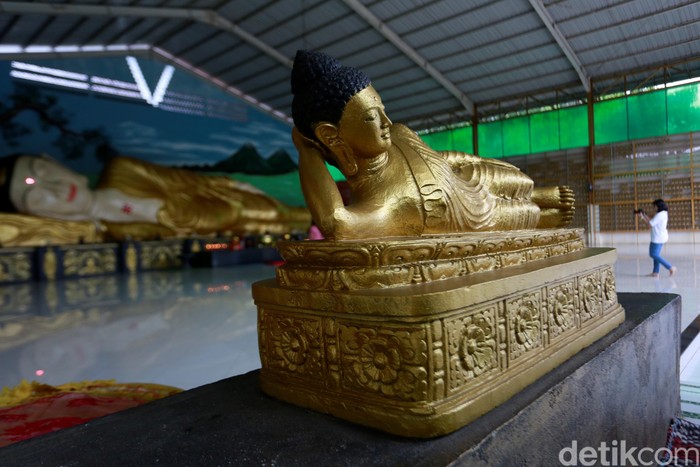 Banyak hal menarik yang dapat kita jumpai saat kita menjalajah kota Bogor Jawa Barat. Selain terkenal dengan Kebun Rayanya, kota Bogor juga memiliki patung Buddha tidur raksasa yang tak kalah dengan yang dimiliki negara Thailand. Patung Buddha tidur raksasa tersebut terbaring nyaman di Vihara Buddha Dharma dan 8 Pho Sat. Reno Hastukrisnapati Widarto/detikcom.