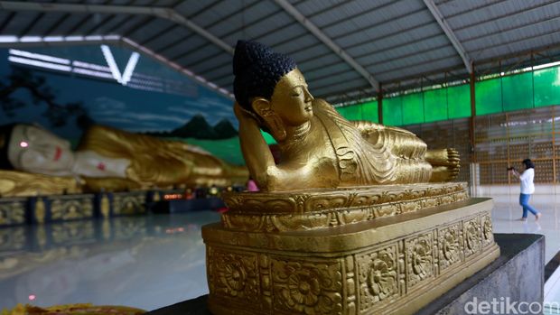 Patung Buddha Tidur Raksasa di Bogor Banyak hal menarik yang dapat kita jumpai saat kita menjalajah kota Bogor Jawa Barat. Selain terkenal dengan Kebun Rayanya, kota Bogor juga memiliki patung Buddha tidur raksasa yang tak kalah dengan yang dimiliki negara Thailand. Patung Buddha tidur raksasa tersebut terbaring nyaman di Vihara Buddha Dharma dan 8 Pho Sat. Reno Hastukrisnapati Widarto/detikcom.