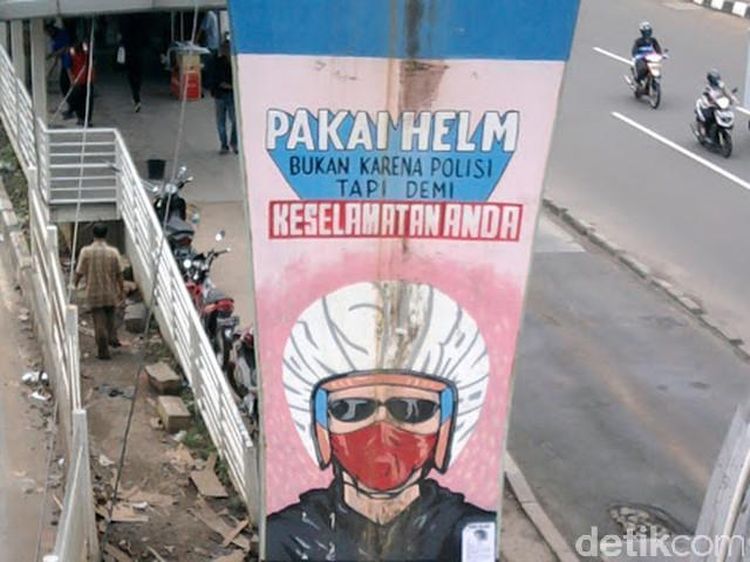 Pakai Helm Bukan Karena Ada Polisi