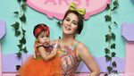 Olla Ramlan Cantik Berbatik, Putrinya Cute dengan Dress Tutu