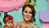 Aleena terlihat menggemaskan dengan dress tutu oranye serta pita di kepalanya. Pool/Noel/detikFoto.