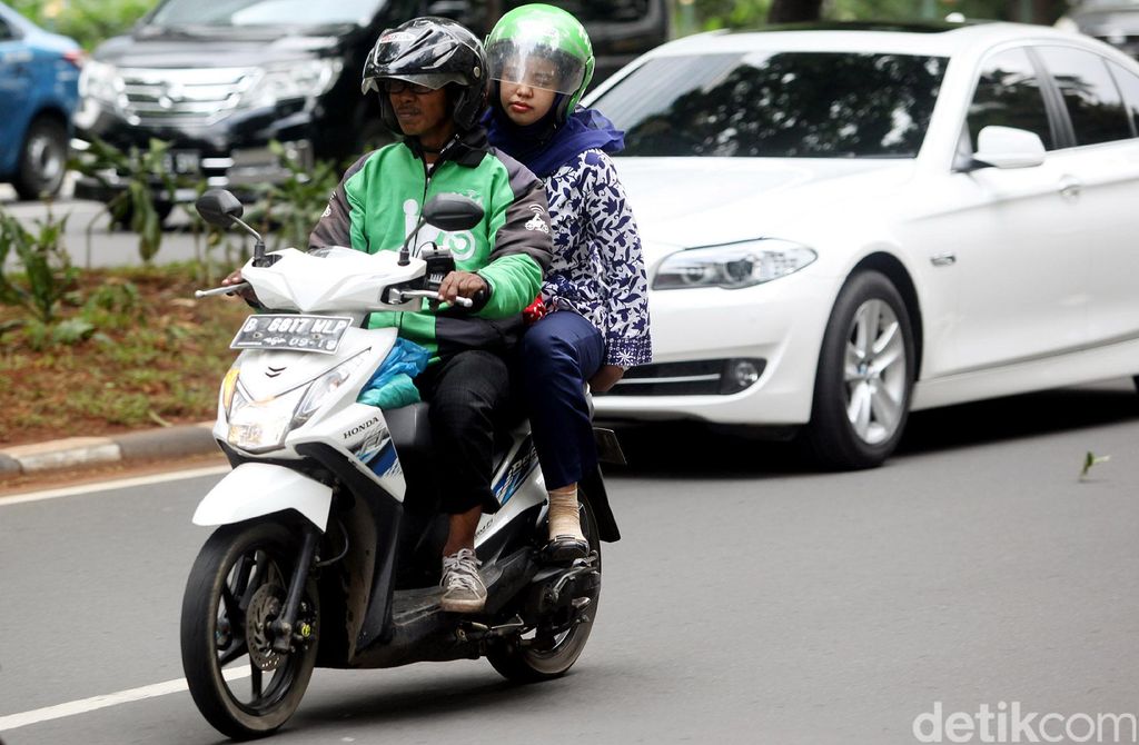 Go-Jek dikawasan Jalan Jenderal Sudirman, Jakarta Pusat, Jumat (18/12/2015). Rengga Sancaya/detikcom.