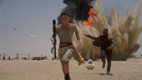 Rey (Daisy Ridley) dan Finn (John Boyega) menghindari serangan The First Order di Planet Jakku. (dok. Lucasfilm)