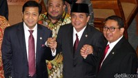 Posisi Novanto sebagai Ketua DPR kemudian digantikan Ade Komarudin alias Akom. Akom dilantik di Paripurna yang berlangsung di Gedung DPR, Senayan, Jakarta Pusat, Senin (11/1/2016) (Foto: Lamhot Aritonang)