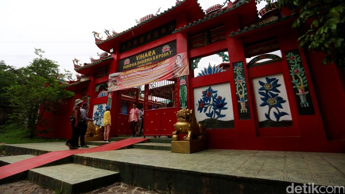 Banyak hal menarik yang dapat kita jumpai saat kita menjalajah kota Bogor Jawa Barat. Selain terkenal dengan Kebun Rayanya, kota Bogor juga memiliki patung Buddha tidur raksasa yang tak kalah dengan yang dimiliki negara Thailand. Patung Buddha tidur raksasa tersebut terbaring nyaman di Vihara Buddha Dharma dan 8 Pho Sat. Reno Hastukrisnapati Widarto/detikcom.