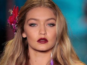 Seperti Ini Penerapan Tren Makeup Biru dan Pink Pastel di Pekan Mode Dunia