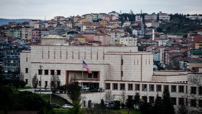 The US consulate in Istanbul on December 9, 2015 (AFP Photo/Ozan Kose)