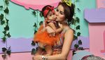 Olla Ramlan Cantik Berbatik, Putrinya Cute dengan Dress Tutu