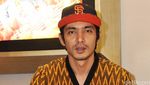 Gaya Abimana Berbaju Tenun di Premiere Film Negeri Van Oranje