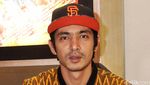 Gaya Abimana Berbaju Tenun di Premiere Film Negeri Van Oranje