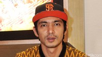 Topi yang dipakainya membuat Abimana semakin terlihat gaya. Pool/Noel/detikFoto.