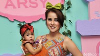 Sementara Olla terlihat cantik dibalut dress batik bernuansa oranye juga dengan pita hijau di kepalanya. Pool/Noel/detikFoto.