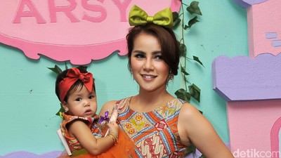 Olla Ramlan Cantik Berbatik, Putrinya Cute dengan Dress Tutu