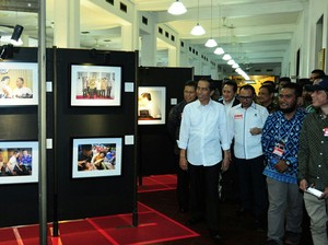 Senyum Jokowi Saat Tengok Pameran Foto Setahun Kerja Jokowi-JK